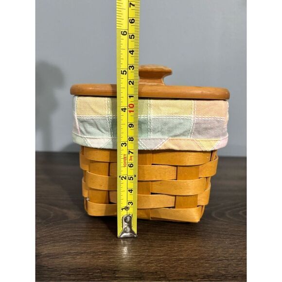 Longaberger basket with lid and pastel plaid fabric liner 2001 - Picture 5 of 10